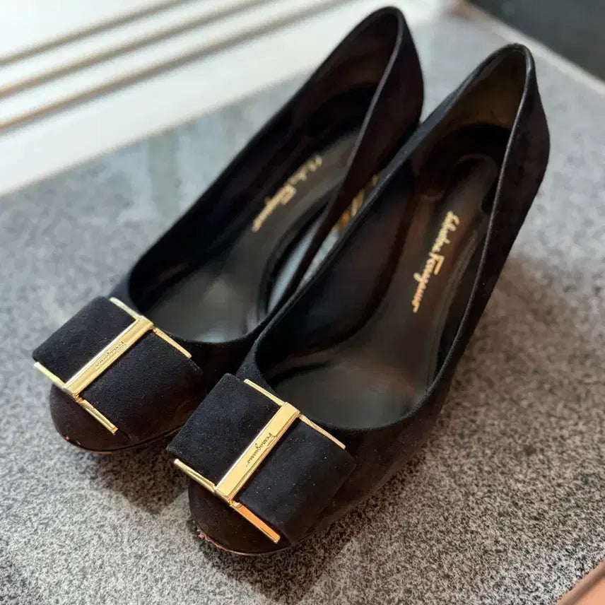 [BUNJANG] Salvatore Ferragamo Elinda Black Suede Pumps / 페라가모 엘린다 블랙 스웨이드 펌프스 245
