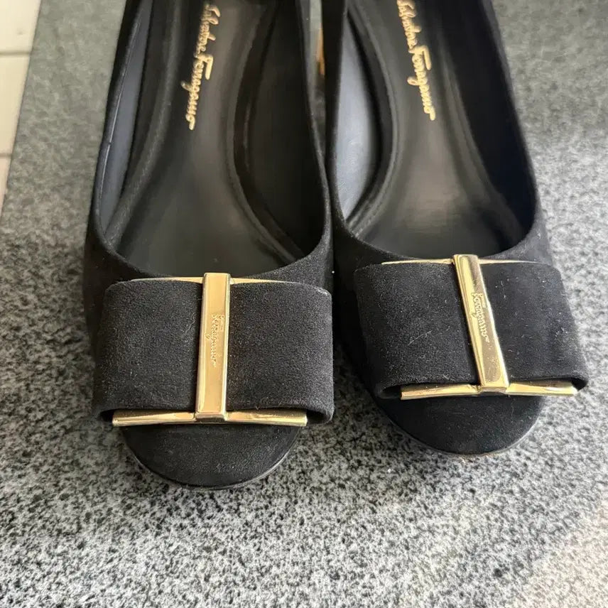 [BUNJANG] Salvatore Ferragamo Elinda Black Suede Pumps / 페라가모 엘린다 블랙 스웨이드 펌프스 245