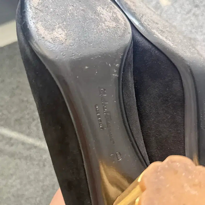 [BUNJANG] Salvatore Ferragamo Elinda Black Suede Pumps / 페라가모 엘린다 블랙 스웨이드 펌프스 245