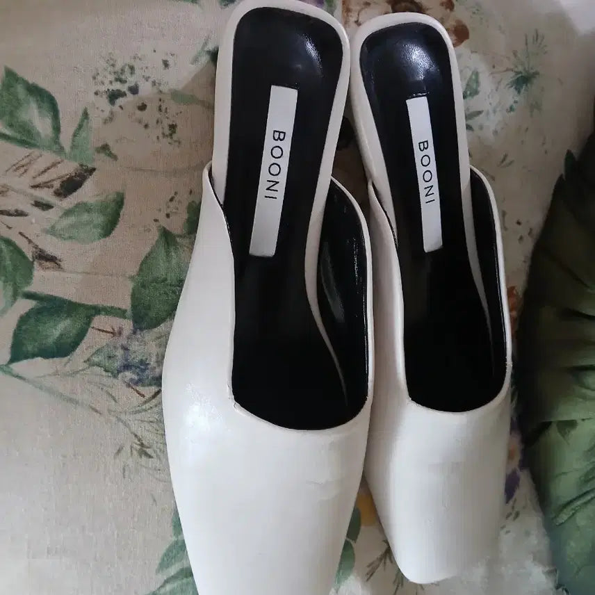 [SOLD OUT] BOONI 화이트 가죽 뮬 슬리퍼 245