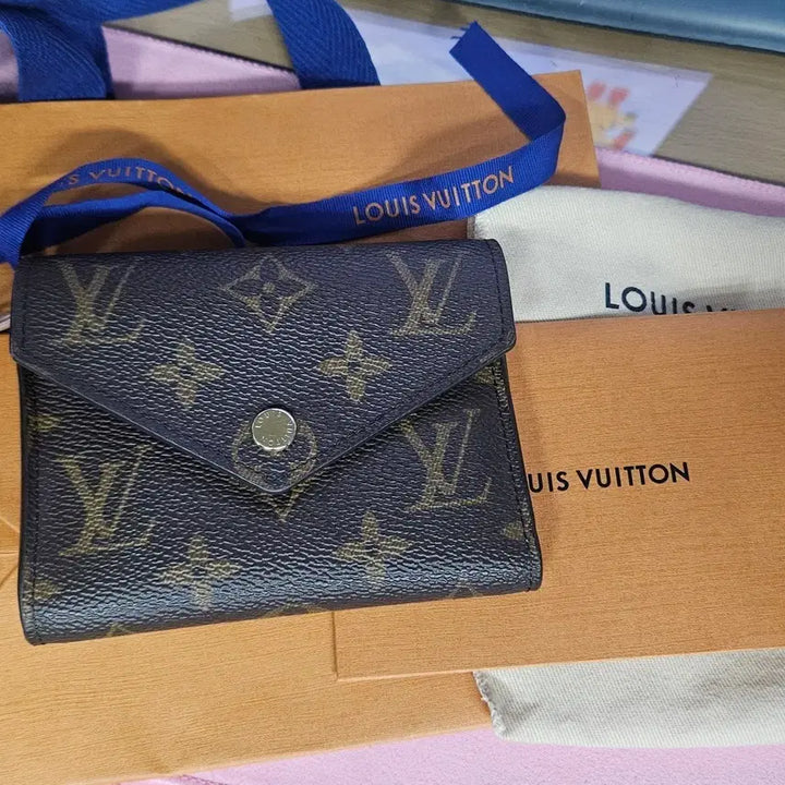 [BUNJANG] Louis Vuitton Victorine Wallet Monogram Rose Ballerine / 루이비통 빅토린 월렛 모노그램 로즈발레르 / 22년 롯데본점 구매 / 상