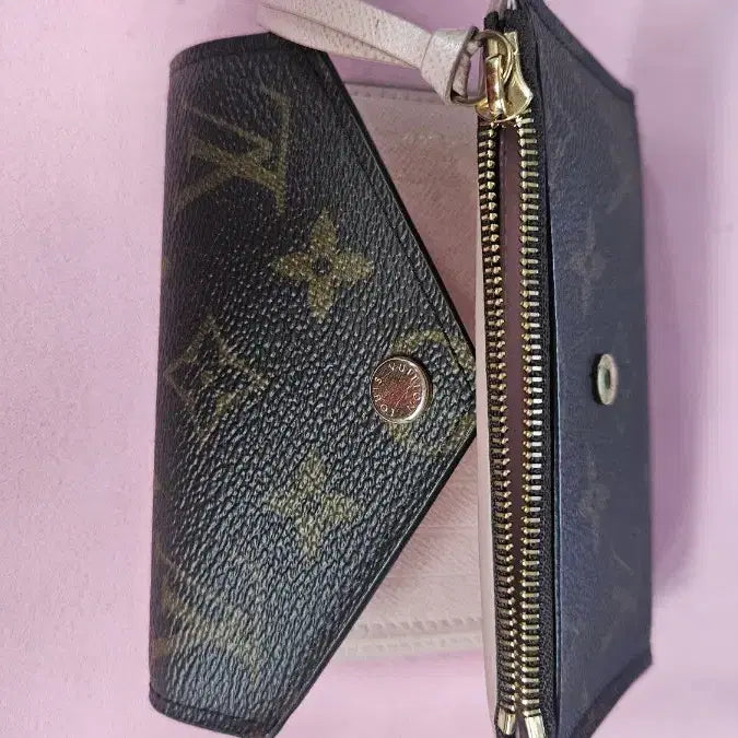 [BUNJANG] Louis Vuitton Victorine Wallet Monogram Rose Ballerine / 루이비통 빅토린 월렛 모노그램 로즈발레르 / 22년 롯데본점 구매 / 상