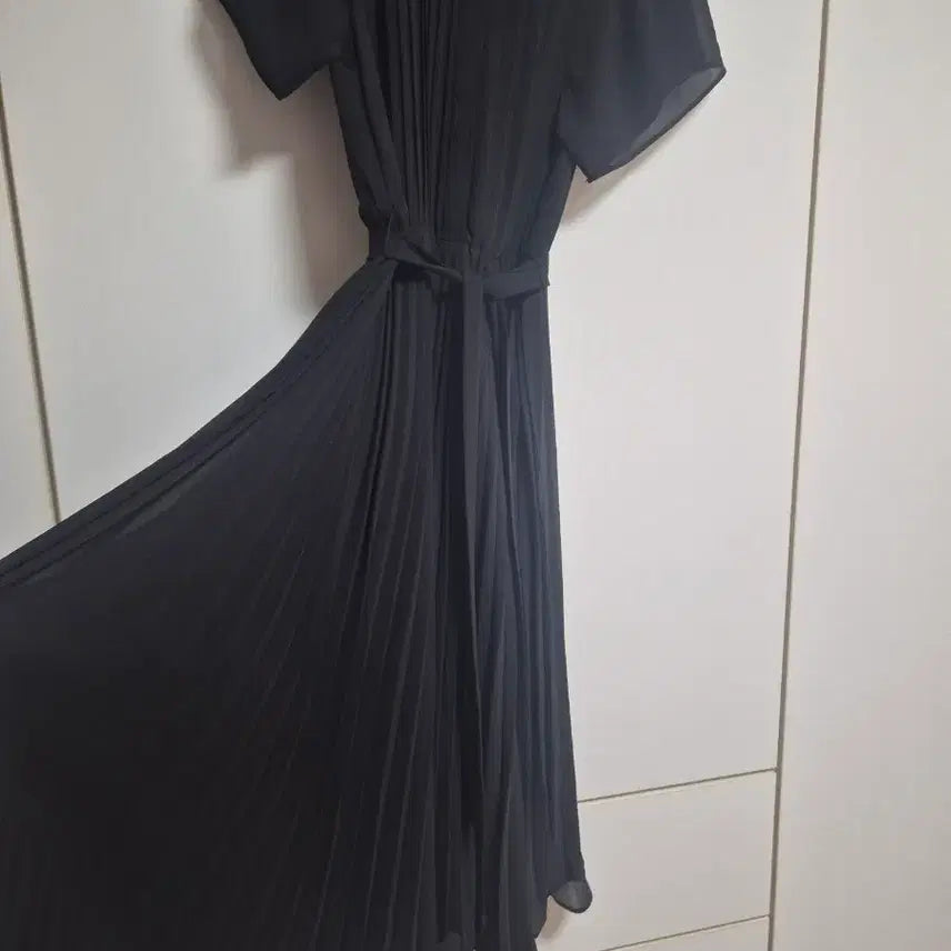 [SOLD OUT] H&amp;M 블랙 핀턱 벨티드 쉬폰 반팔 원피스