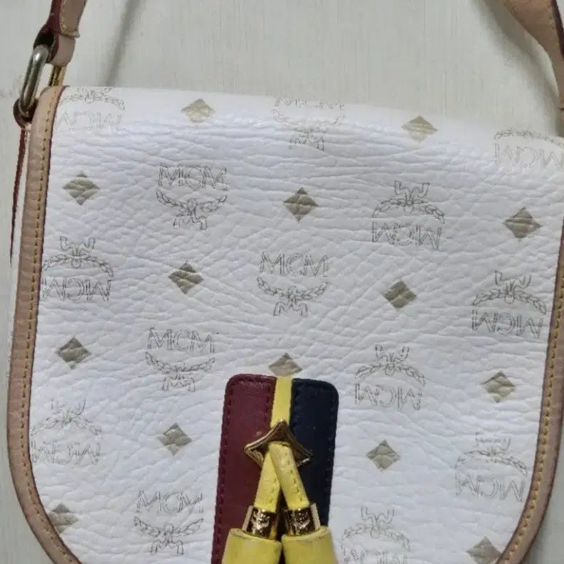[BUNJANG] MCM White Logo Shoulder Bag with Tassel / MCM 화이트 로고 숄더백 태슬 장식