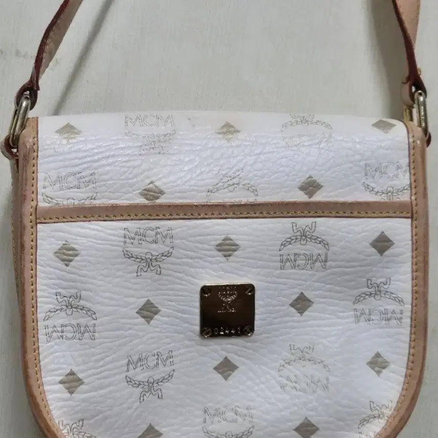 [BUNJANG] MCM White Logo Shoulder Bag with Tassel / MCM 화이트 로고 숄더백 태슬 장식