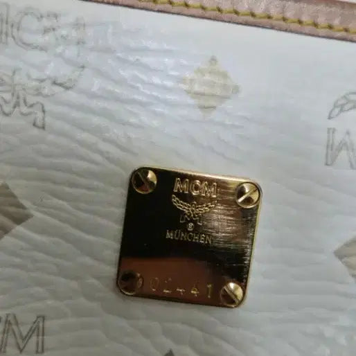 [BUNJANG] MCM White Logo Shoulder Bag with Tassel / MCM 화이트 로고 숄더백 태슬 장식