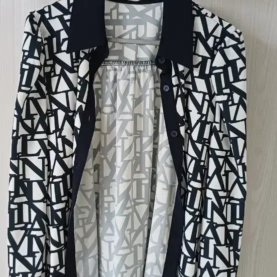 [BUNJANG] VINAKURY Pattern Blouse / VINAKURY 패턴 블라우스