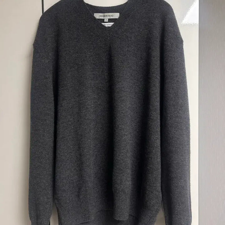 [SOLD OUT] 브라운야드 브이넥니트 차콜 3