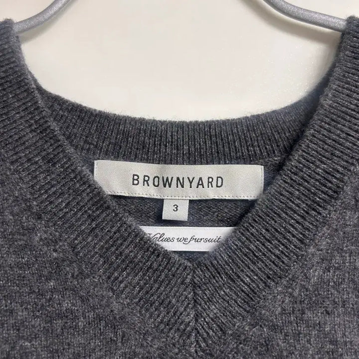 [SOLD OUT] 브라운야드 브이넥니트 차콜 3