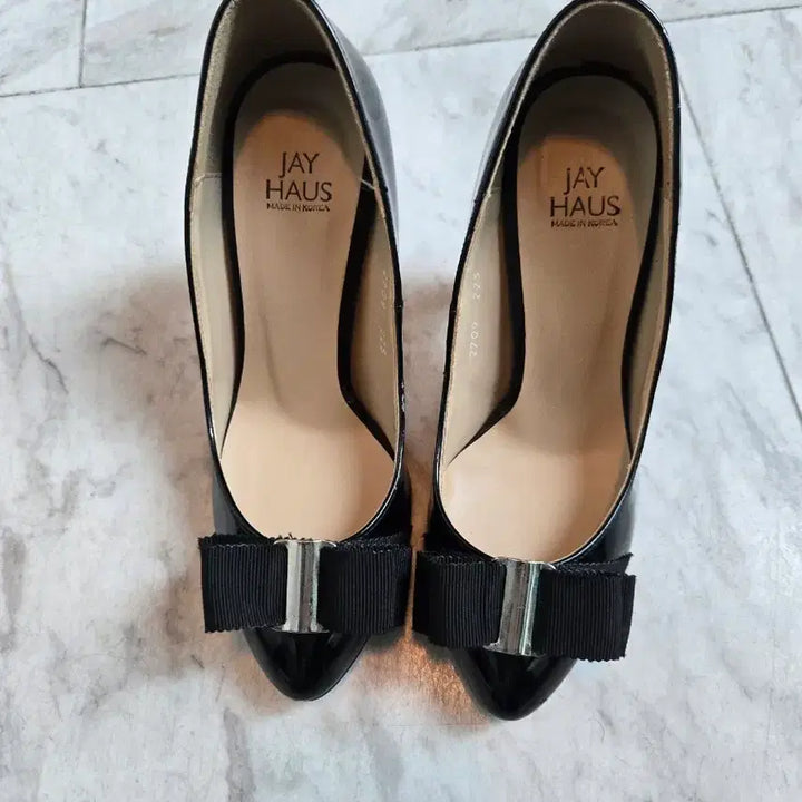 [BUNJANG] Black Enamel Ribbon Heels 225 / 블랙 에나멜 리본 힐 225