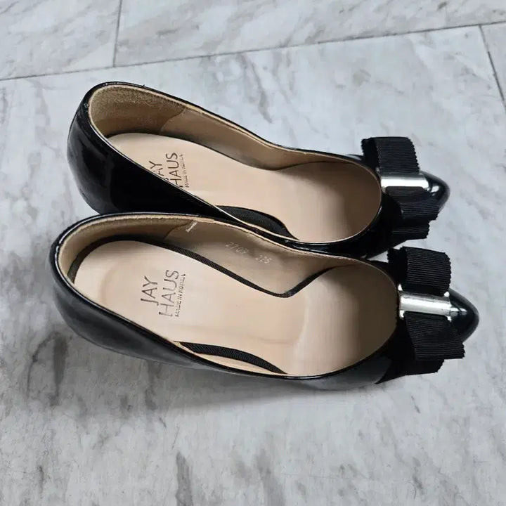 [BUNJANG] Black Enamel Ribbon Heels 225 / 블랙 에나멜 리본 힐 225
