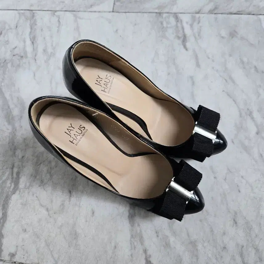[BUNJANG] Black Enamel Ribbon Heels 225 / 블랙 에나멜 리본 힐 225
