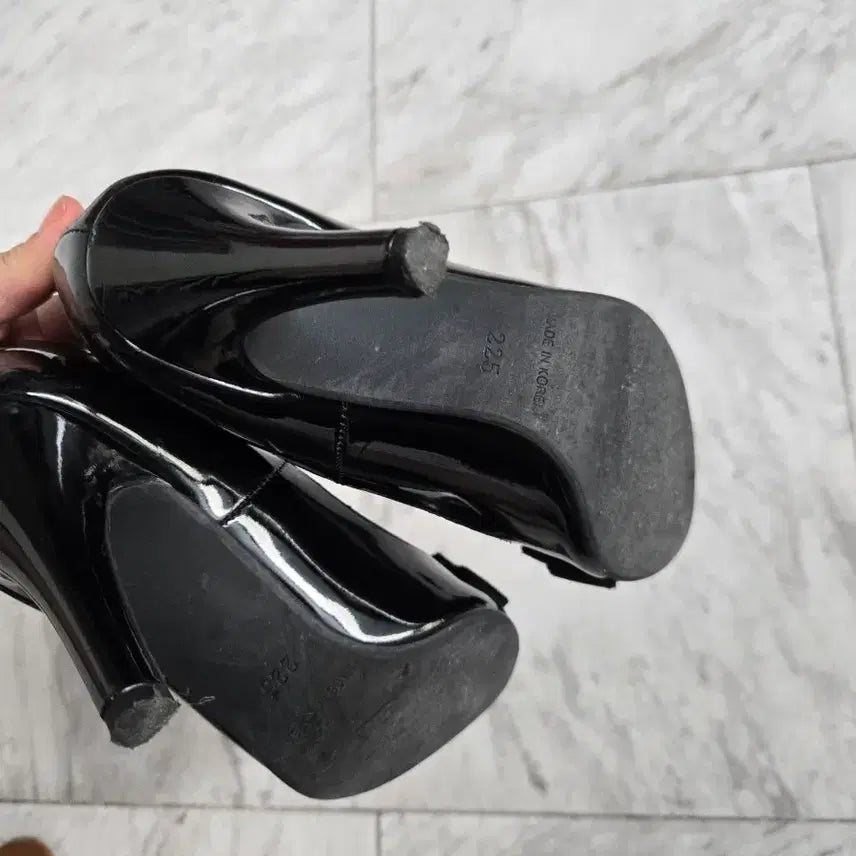 [BUNJANG] Black Enamel Ribbon Heels 225 / 블랙 에나멜 리본 힐 225