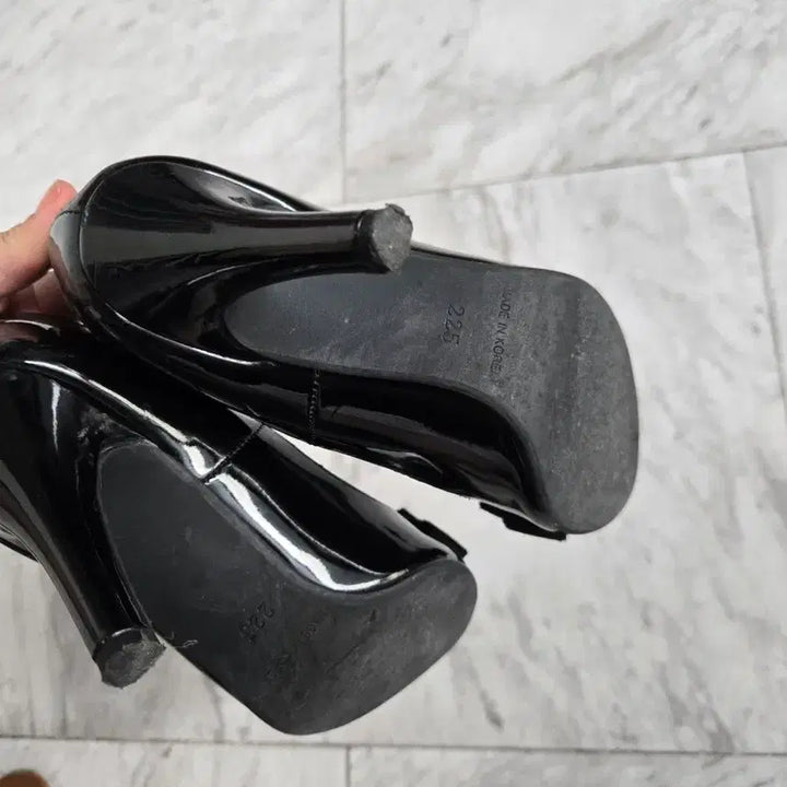 [BUNJANG] Black Enamel Ribbon Heels 225 / 블랙 에나멜 리본 힐 225