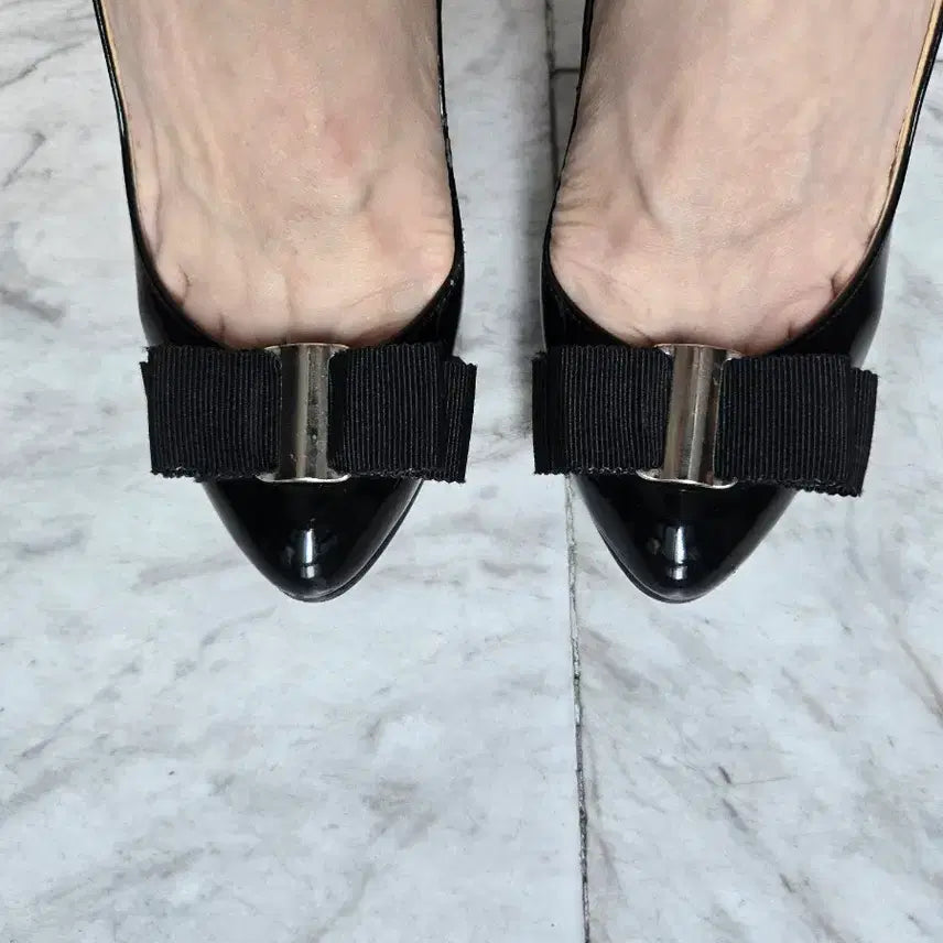 [BUNJANG] Black Enamel Ribbon Heels 225 / 블랙 에나멜 리본 힐 225