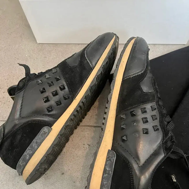 [SOLD OUT] 발렌티노 스터드 블랙 스니커즈
