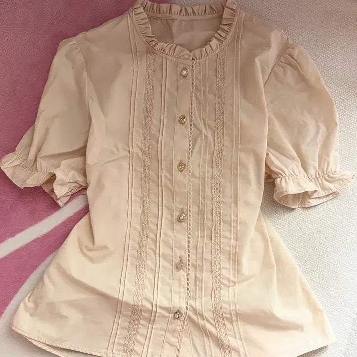 [SOLD OUT] 잉그니 라떼갸루 핀터깔 프릴 반팔 블라우스