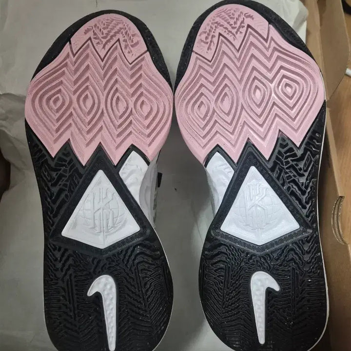 [BUNJANG] Nike Kyrie 8 Basketball Shoes / 카이리8 285