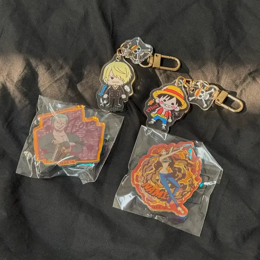 [BUNJANG] One-Piece Hologram GripTok and Acrylic Keyring Bundle Set / 원피스 홀로그램 그립톡 아크릴 키링 일괄