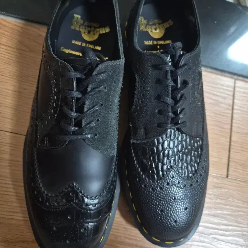 [SOLD OUT] 닥터마틴 블랙 윙팁 슈즈 Made in England