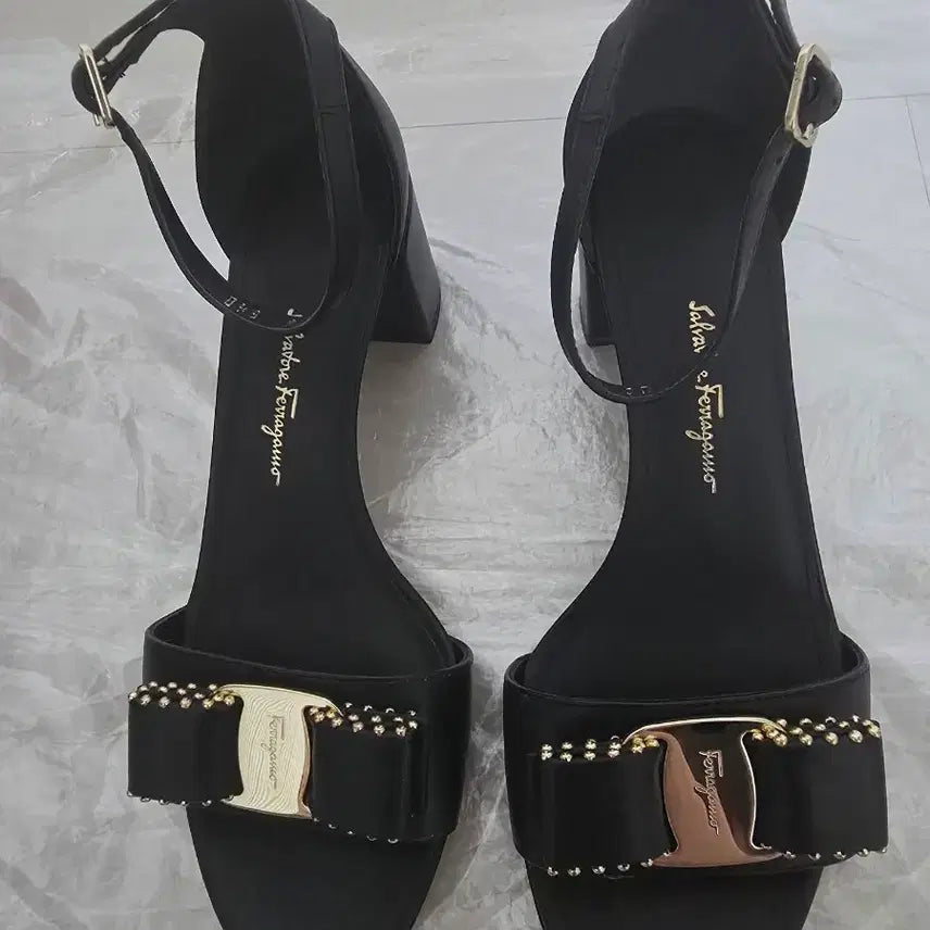 [SOLD OUT] 페라가모 샌들 240-미사용