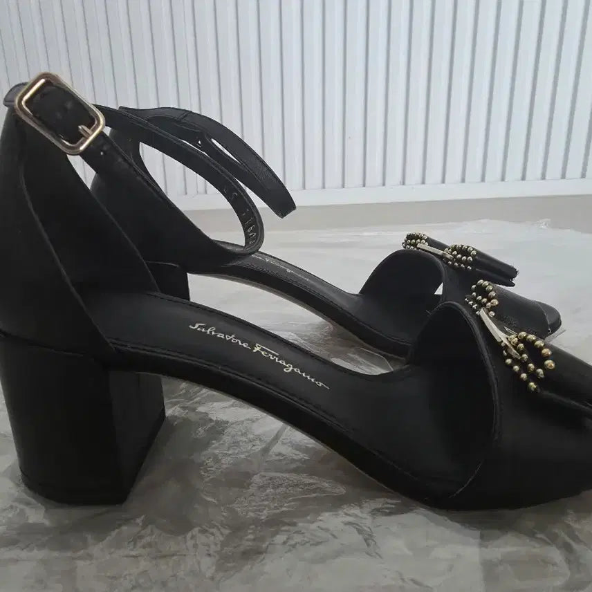 [SOLD OUT] 페라가모 샌들 240-미사용