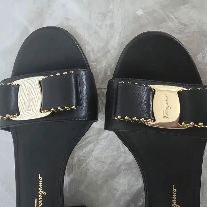 [SOLD OUT] 페라가모 샌들 240-미사용