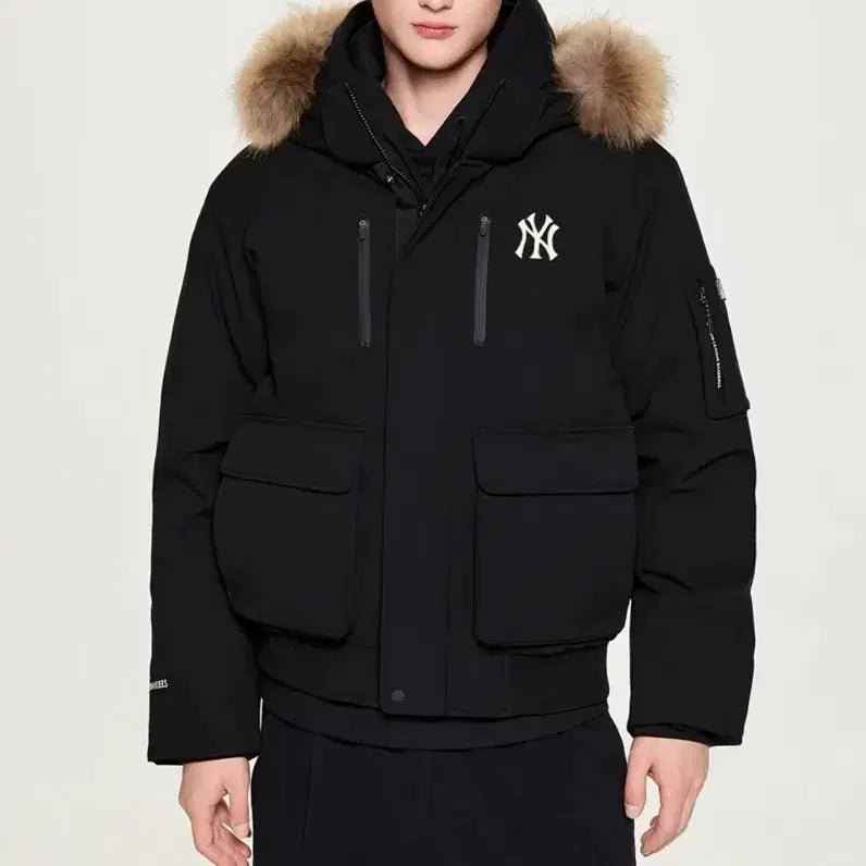 [BUNJANG] MLB 25FW Gorpcore Outpocket Fur Goose Short Padding NY / 25FW  MLB엠엘비 고프코어 아웃포켓 FUR 구스 숏패딩 NY (Bl