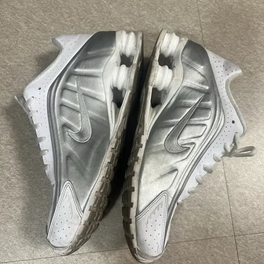 [BUNJANG] Nike Shox R4 White Bright Crimson Sneakers / 나이키 샥스 R4 화이트 브라이트 크림슨