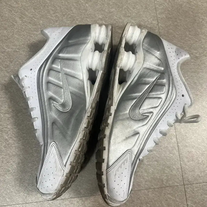 [BUNJANG] Nike Shox R4 White Bright Crimson Sneakers / 나이키 샥스 R4 화이트 브라이트 크림슨