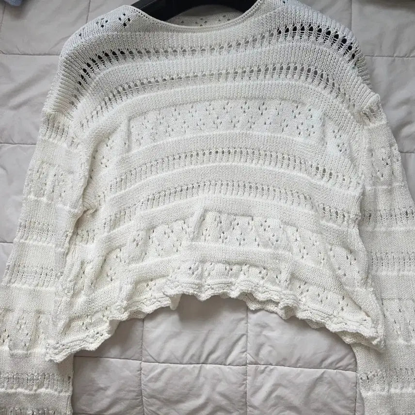 [BUNJANG] Melounge Crochet Knit Top / 멜라운지 크로쉐 니트