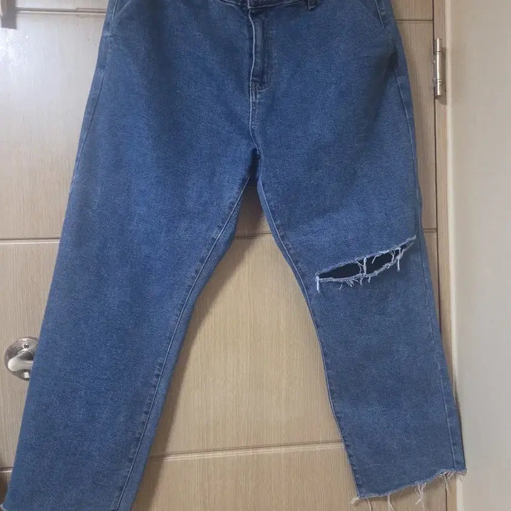 [BUNJANG] Plus Size Cut-Out Straight Jeans / 빅사이즈 컷팅진