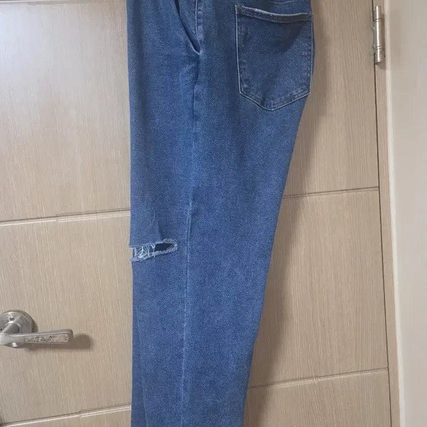 [BUNJANG] Plus Size Cut-Out Straight Jeans / 빅사이즈 컷팅진