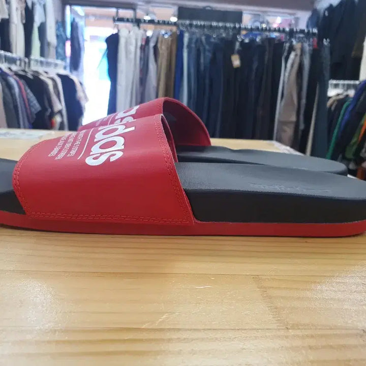 [BUNJANG] Adidas Adilette Comfort Slides Red (FX4288) / [290~300] 아디다스 아딜렛 컴포트 슬라이드 레드 (FX4288)