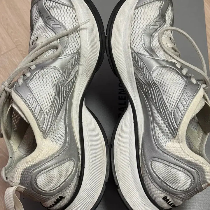 [BUNJANG] Balenciaga Circuit Sneakers Silver Size 44 / 발렌시아가 서킷 스니커즈 실버 44사이즈