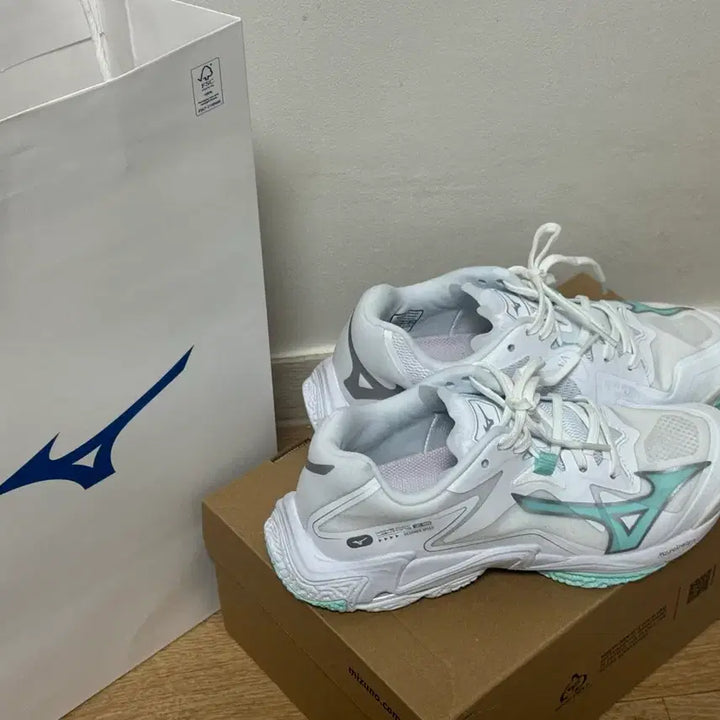 [BUNJANG] Mizuno Wave Lightning Z8 Volleyball Shoes / 미즈노 웨이브 라이트닝 Z8 화이트/민트 배구화
