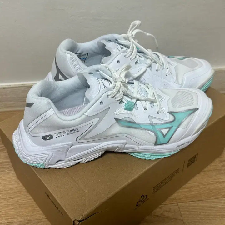 [BUNJANG] Mizuno Wave Lightning Z8 Volleyball Shoes / 미즈노 웨이브 라이트닝 Z8 화이트/민트 배구화