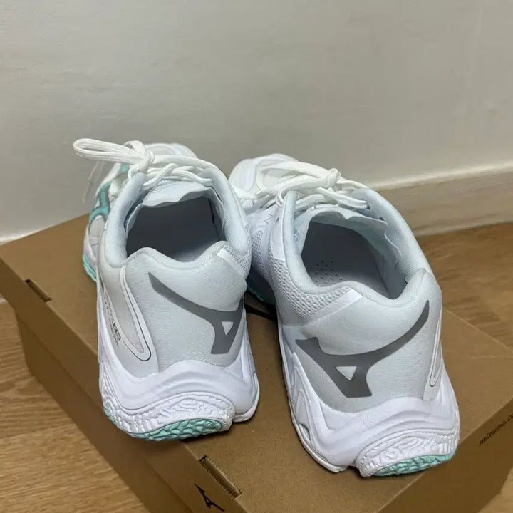 [BUNJANG] Mizuno Wave Lightning Z8 Volleyball Shoes / 미즈노 웨이브 라이트닝 Z8 화이트/민트 배구화