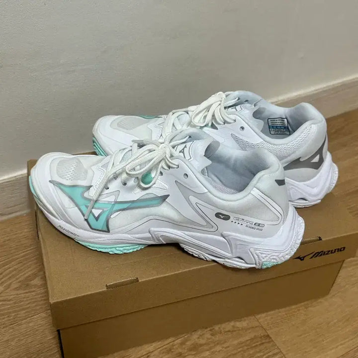 [BUNJANG] Mizuno Wave Lightning Z8 Volleyball Shoes / 미즈노 웨이브 라이트닝 Z8 화이트/민트 배구화