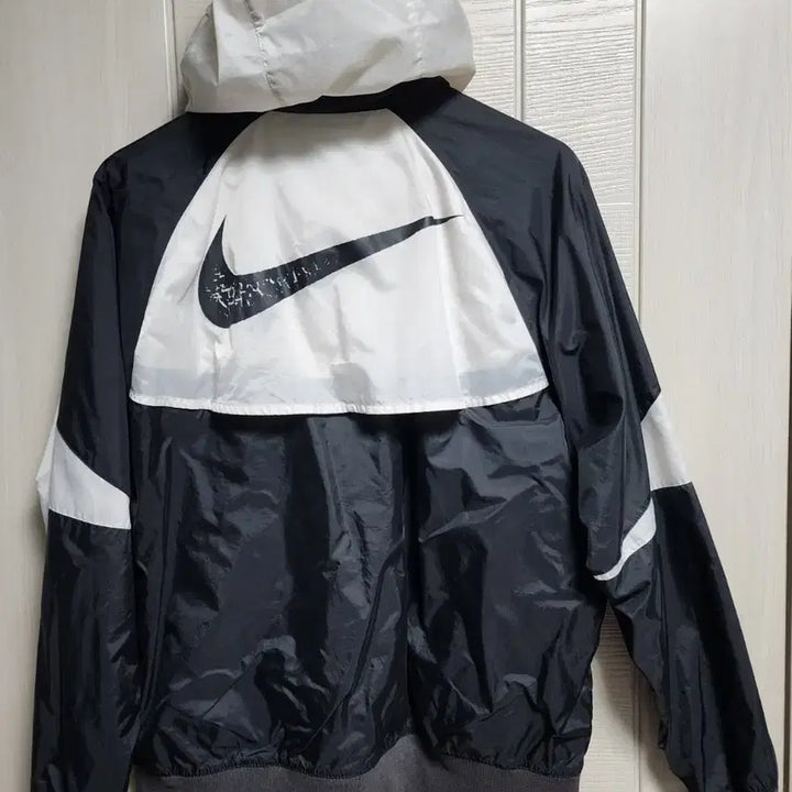 [SOLD OUT] 나이키 빅스우시 바람막이 블랙/화이트 후드 (XL)