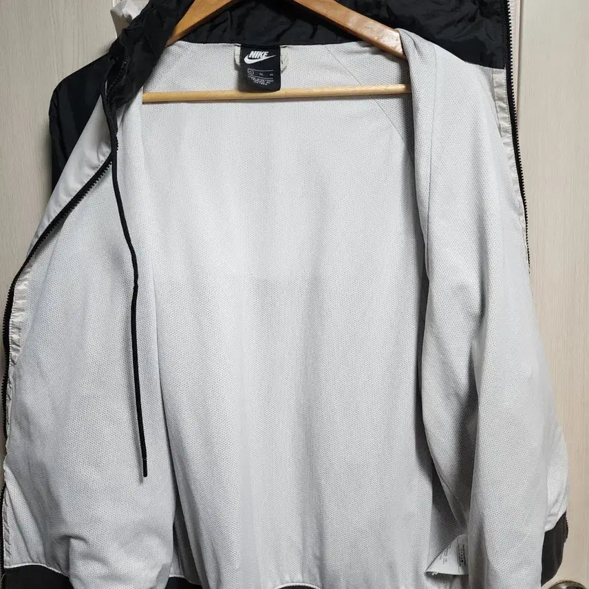 [SOLD OUT] 나이키 빅스우시 바람막이 블랙/화이트 후드 (XL)