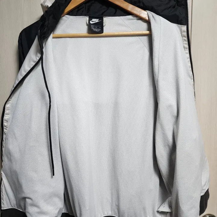 [SOLD OUT] 나이키 빅스우시 바람막이 블랙/화이트 후드 (XL)