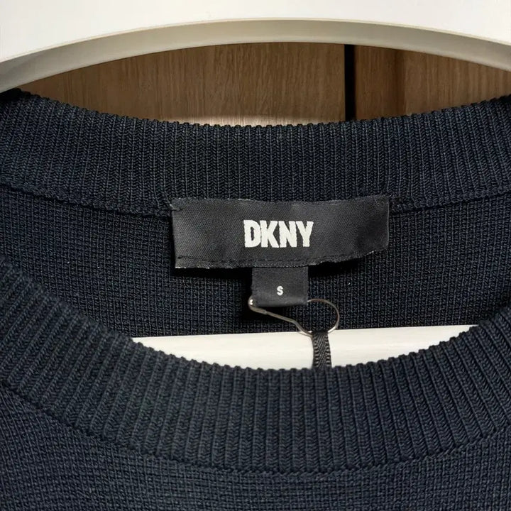 [BUNJANG] DKNY Long Sleeve T-Shirt Size S (Fits 95-100) / DKNY 긴팔티 S 95-100 사이즈 시착만