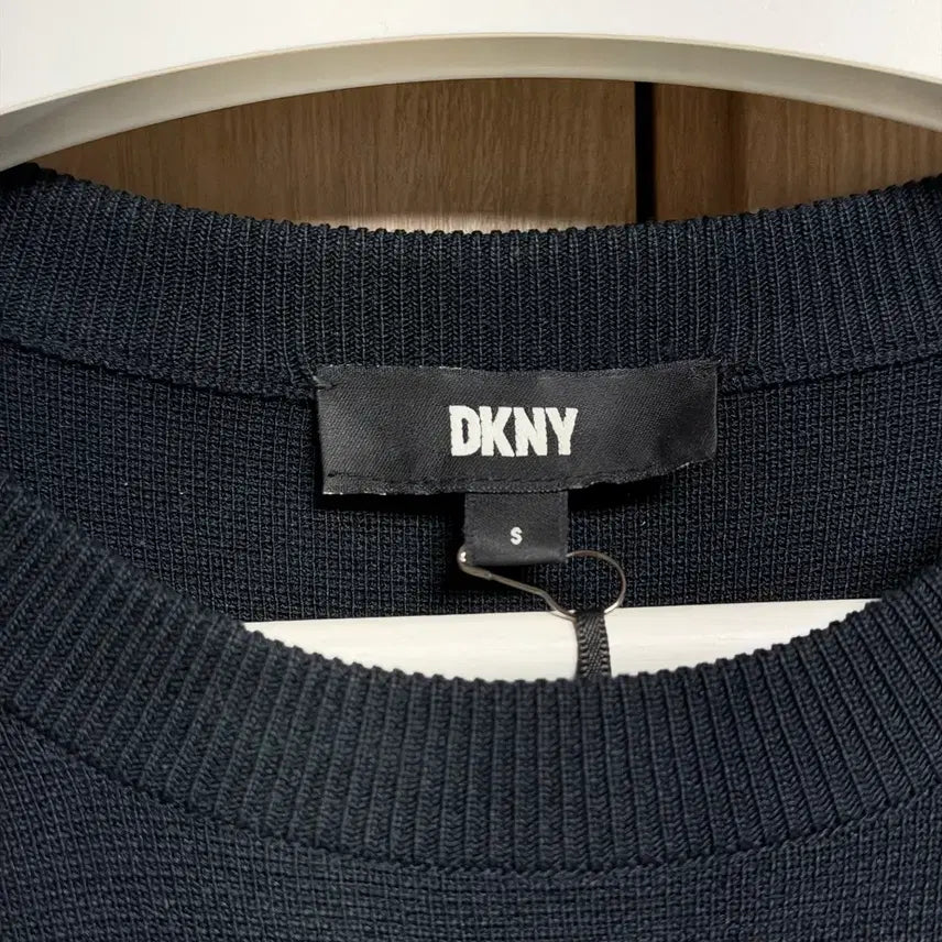 [BUNJANG] DKNY Long Sleeve T-Shirt Size S (Fits 95-100) / DKNY 긴팔티 S 95-100 사이즈 시착만