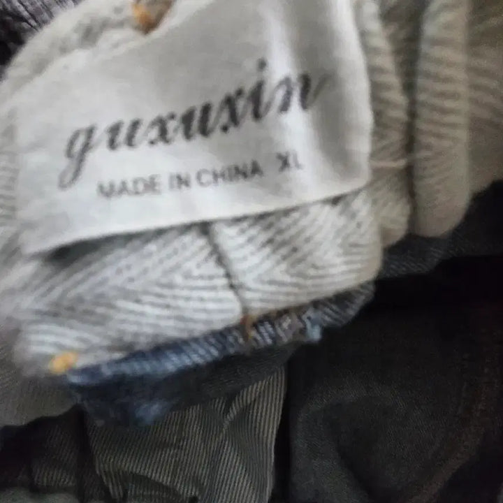 [BUNJANG] Character Embroidered Denim Jogger Pants / 캐릭터 자수 데님 조거 팬츠