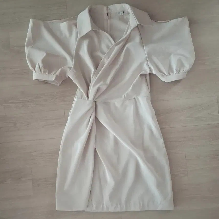 [BUNJANG] Ivory Shirring Collar Shoulder Slit Mini Dress / 아이보리 셔링 카라  어깨트임 원피스
