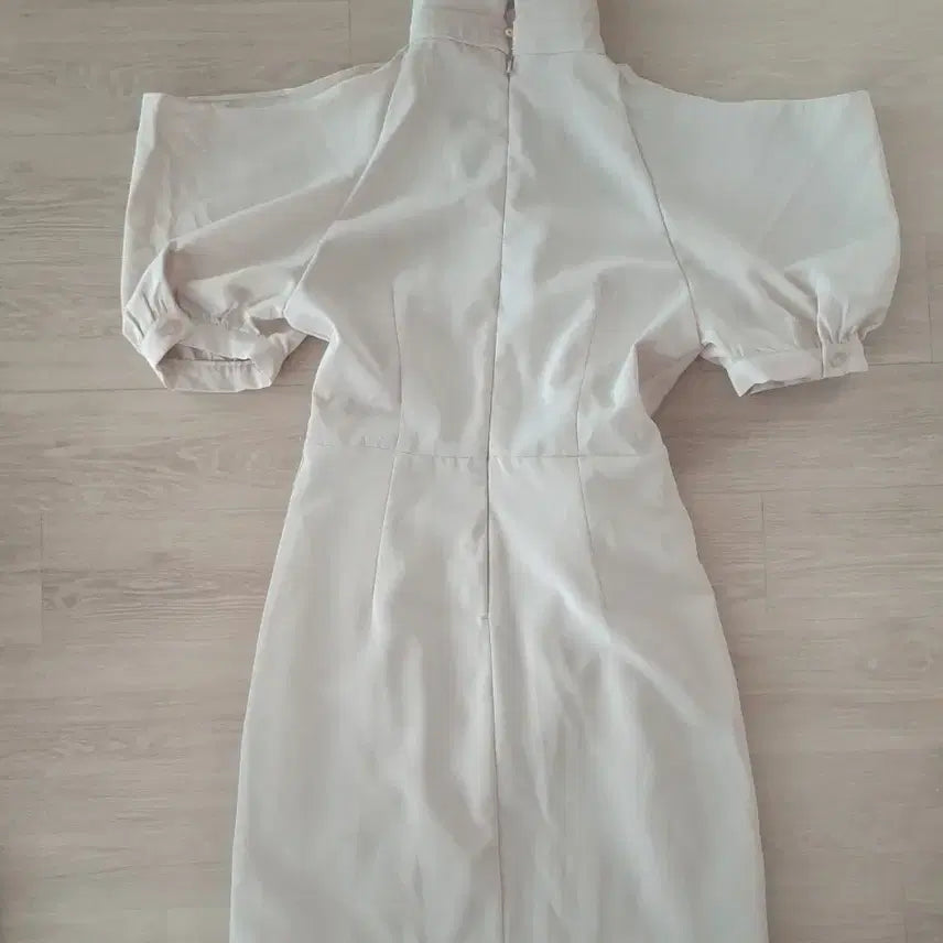 [BUNJANG] Ivory Shirring Collar Shoulder Slit Mini Dress / 아이보리 셔링 카라  어깨트임 원피스