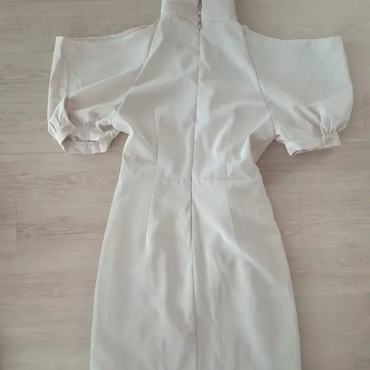 [BUNJANG] Ivory Shirring Collar Shoulder Slit Mini Dress / 아이보리 셔링 카라  어깨트임 원피스