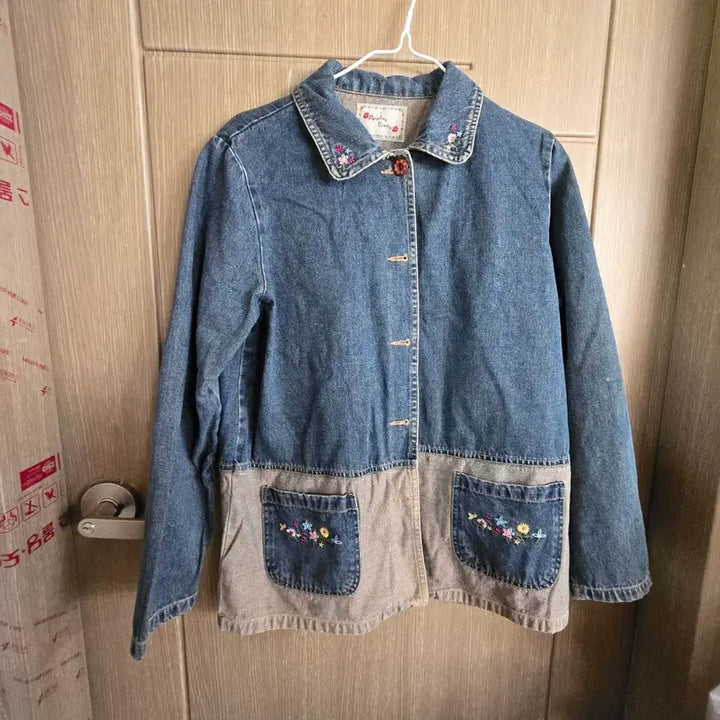[SOLD OUT] Angelia Cross 데님 꽃자수 패치 자켓
