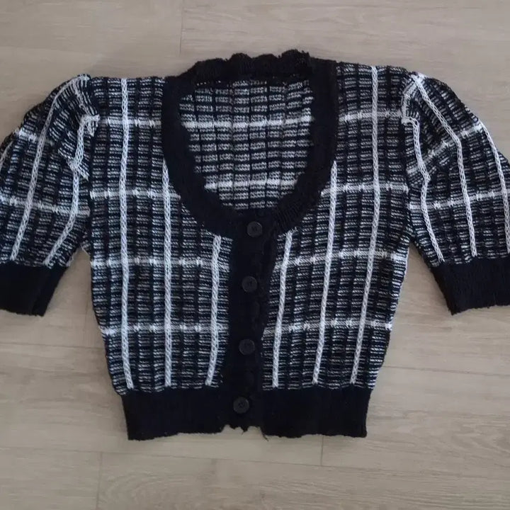 [BUNJANG] Checkered Short-Sleeve Knit Cardigan / 체크 패턴 반팔 니트 가디건